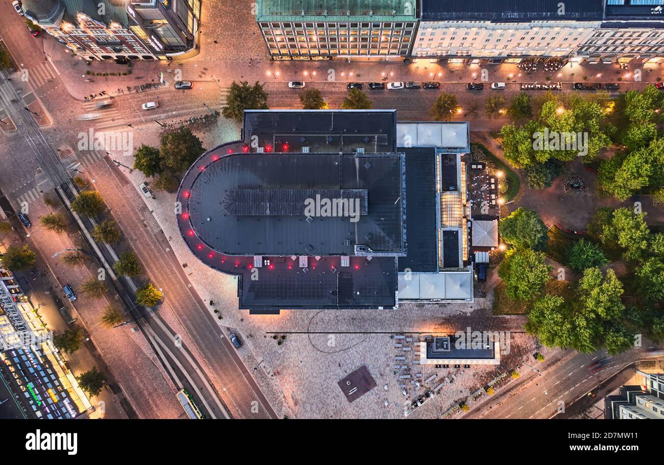 Helsinki, Finlande - 5 octobre 2020 : vue aérienne du toit du théâtre suédois en soirée. Banque D'Images
