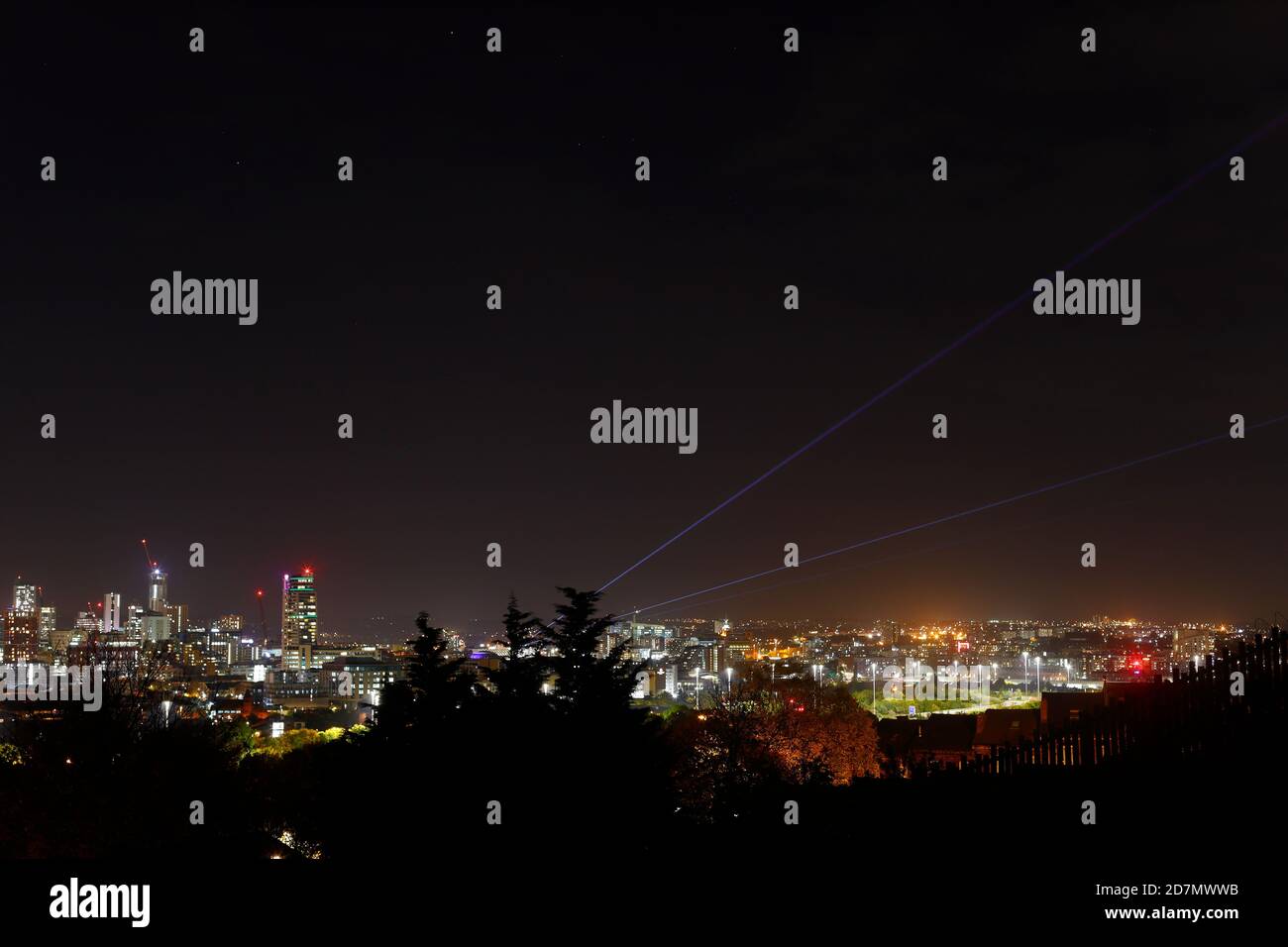 Ville de Leeds de nuit vue depuis Beeston Hill. Banque D'Images