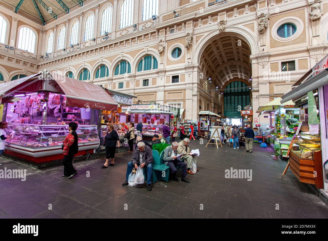 Le Mercato delle Vettovaglie, également connu comme le marché central ou le marché couvert, le long de la Fosso Reale de Livourne, Toscane Banque D'Images