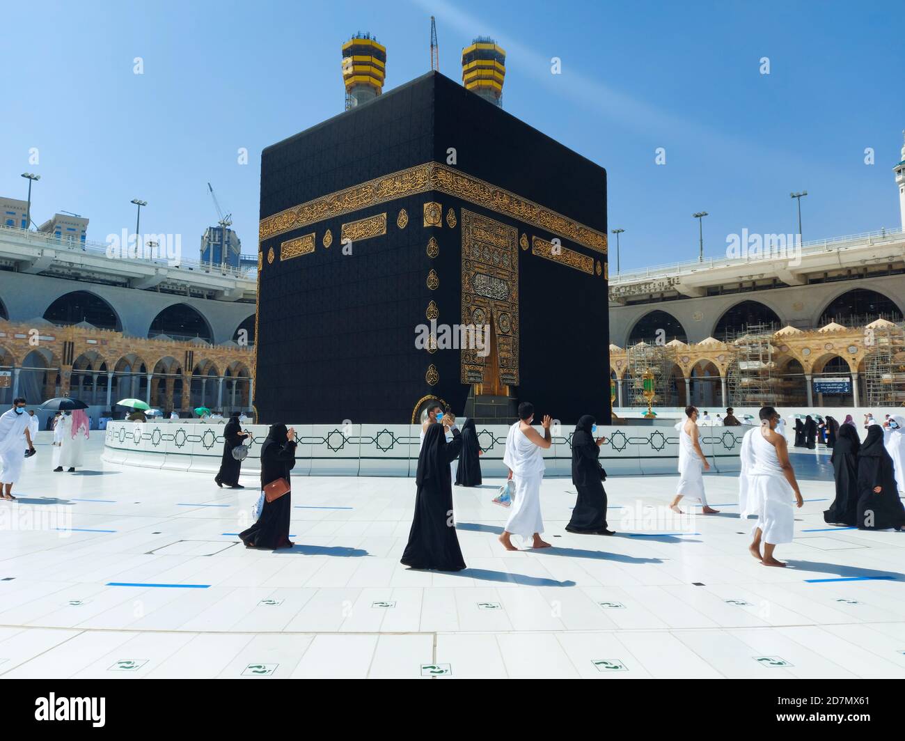 LA MECQUE , ARABIE SAOUDITE , 22 octobre 2020 - les pèlerins encerclent la Kaaba à Masjid al-Haram - umrah moins de musulmans socialement distancé masque de virus de la couronne Covid 19 Banque D'Images