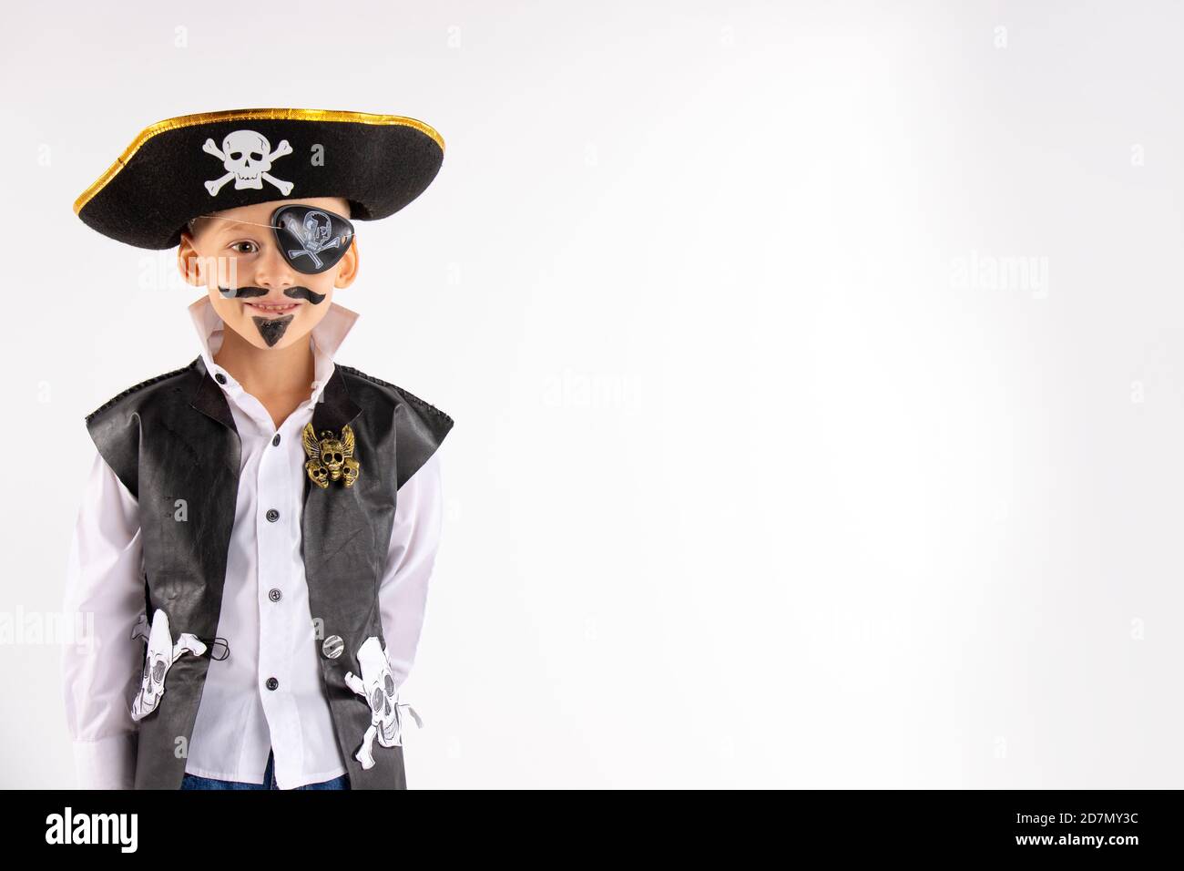 Un petit garçon dans un costume de pirate et un maquillage sur son visage a  un bon moment à la fête d'Halloween Photo Stock - Alamy
