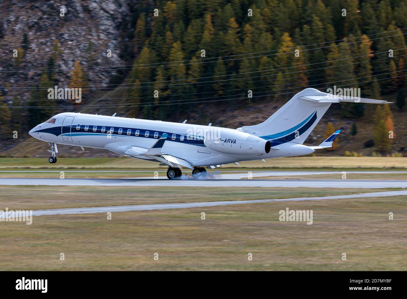 M-ARVA, un Bombardier BD-700-1A10 Global 6000, peu de temps après que le train d'atterrissage principal a touché à l'aéroport Engadin de Samedan. Banque D'Images