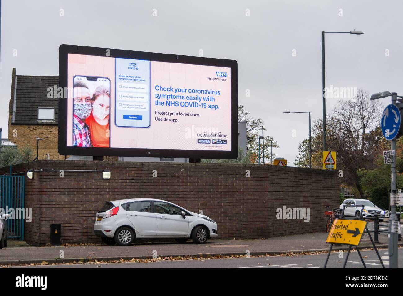 Londres, Angleterre, Royaume-Uni. 24 octobre 2020. NHS Track and Trace symptômes du coronavirus Publicité électronique sur panneau publicitaire © Benjamin John Banque D'Images