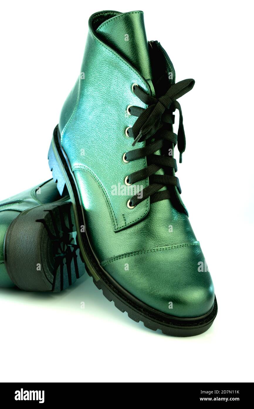 Chaussures en cuir vert. Bottes d'hiver et d'automne hors saison. Chaussure élégante isolée sur fond blanc. Gros plan. Lacets, semelle de tracteur, pour une durée de vie confortable Banque D'Images