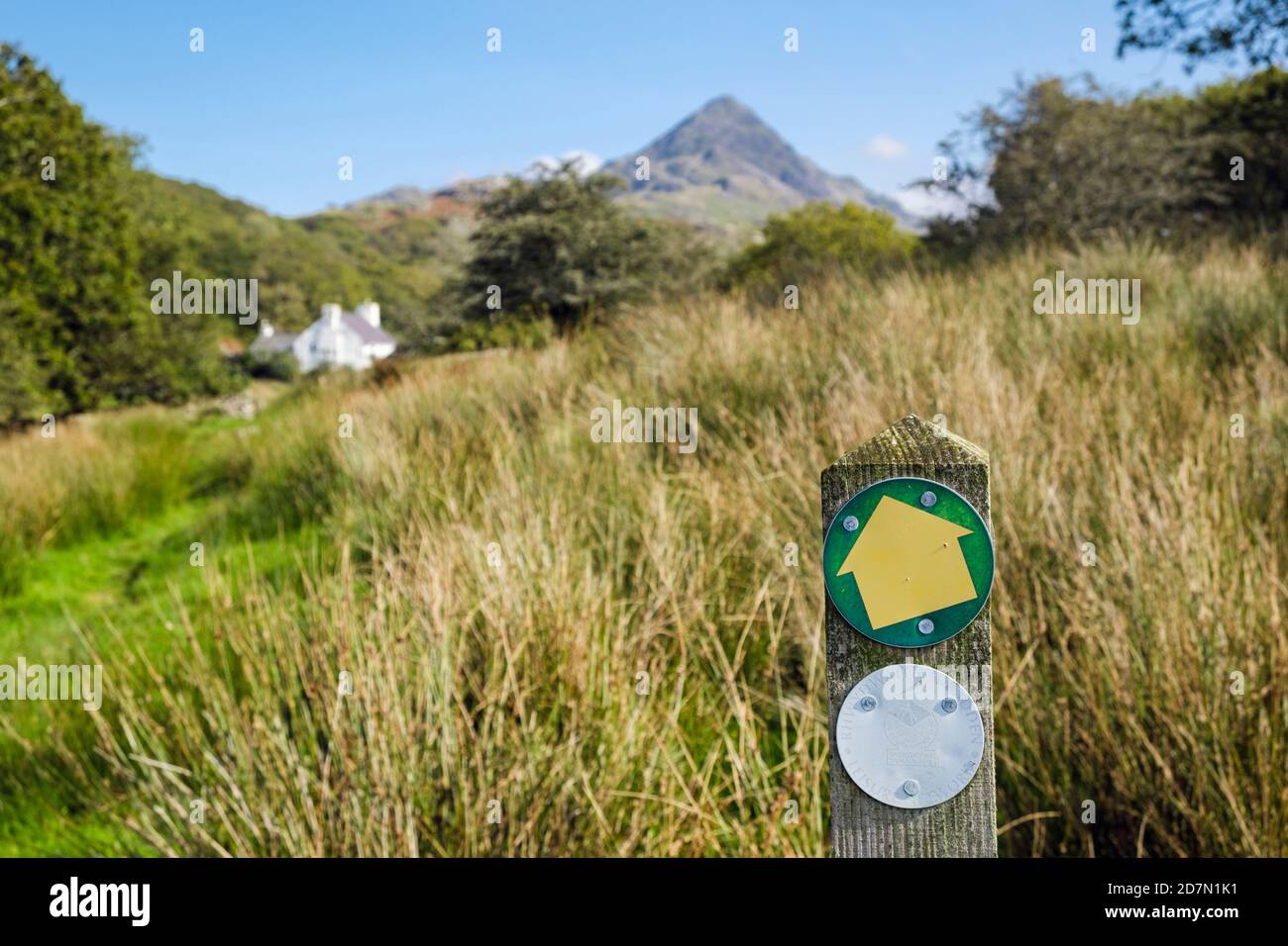 Panneau de signalisation du sentier de campagne dans le parc national de Snowdonia avec Cnicht à distance. Croesor, Gwynedd, pays de Galles, Royaume-Uni, Grande-Bretagne Banque D'Images