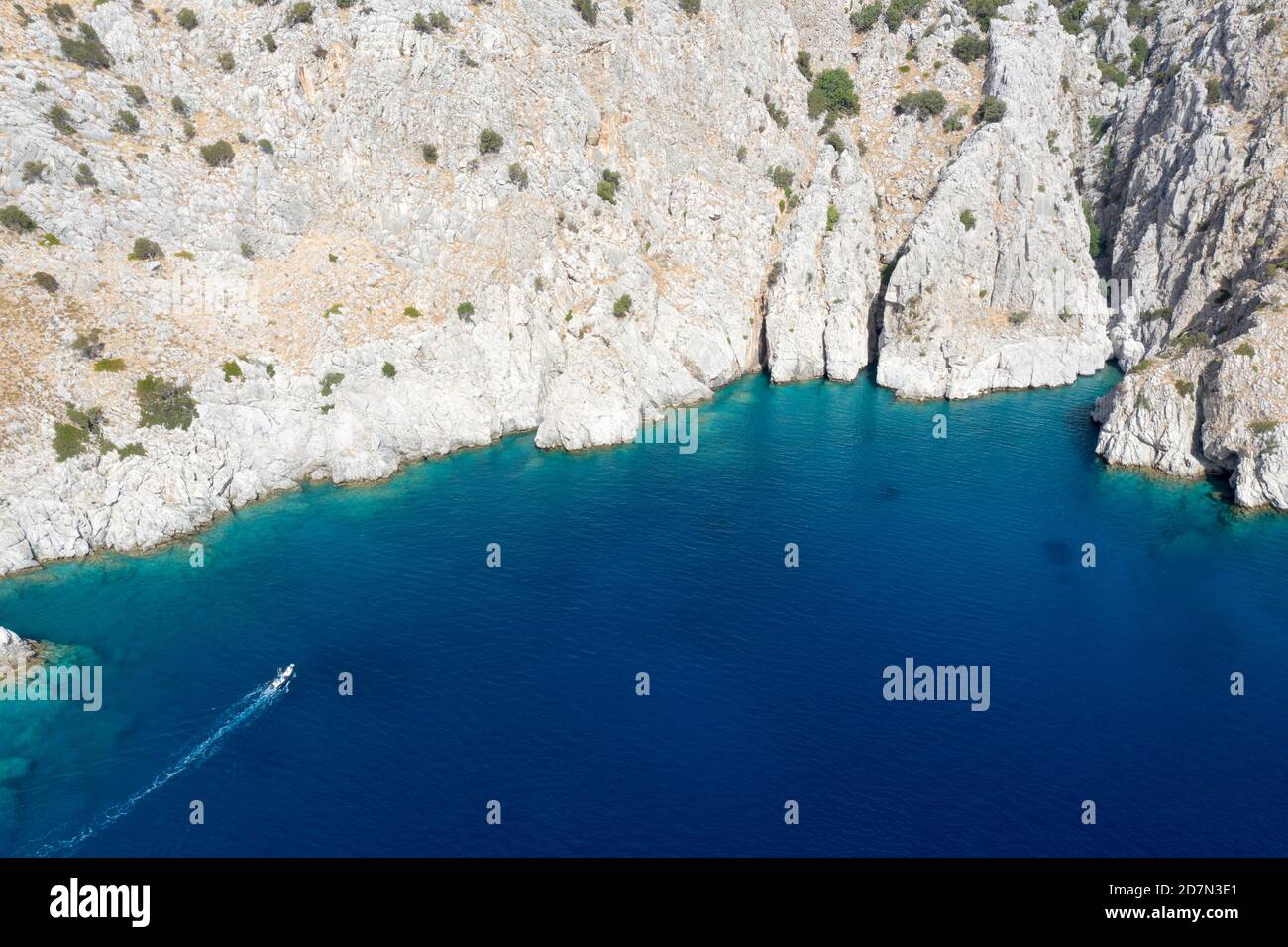 Vue aérienne de la côte rocheuse calcaire le long de la péninsule de Bozburun Marmaris Turquie. Banque D'Images