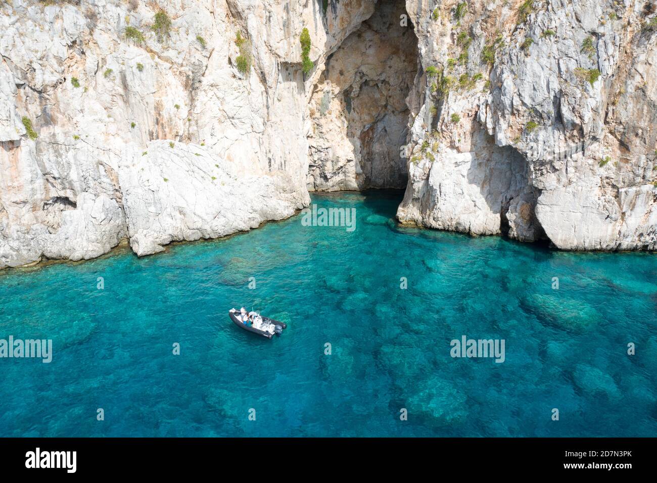 Vue aérienne d'une grotte marine de la péninsule de Bozburun Marmaris Turquie. Banque D'Images
