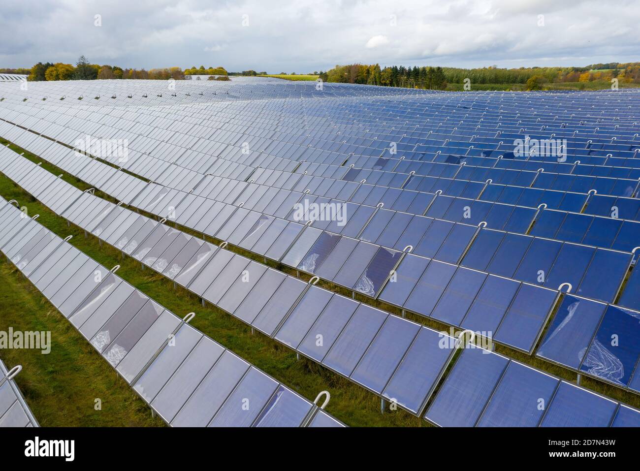 Parc d'énergie solaire à Silkeborg, Danemark. Il couvre une superficie de 156.000 m2 ou 22 terrains de football et dispose de 12,000 panneaux solaires. Banque D'Images