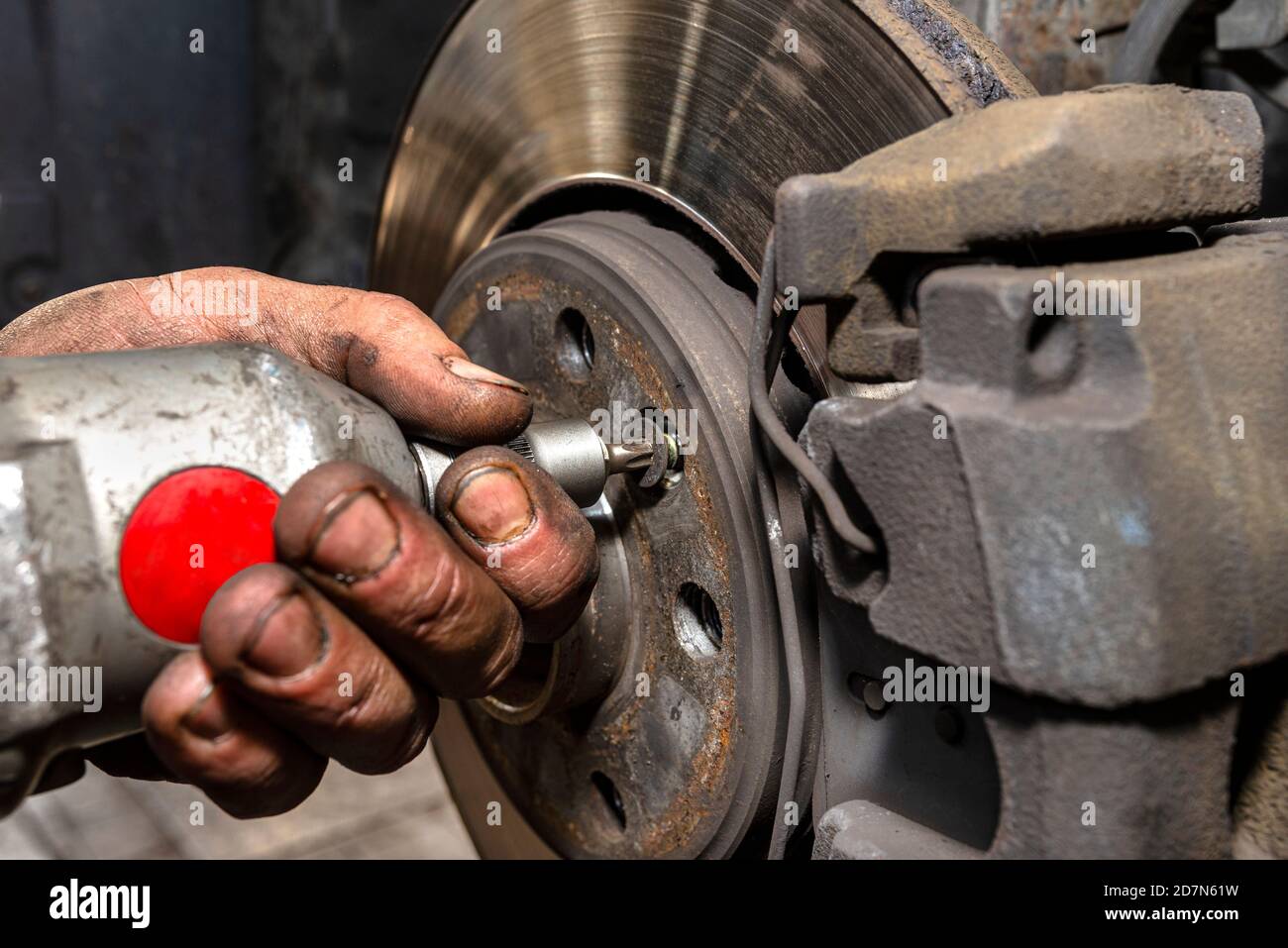 Dévisser l'ancien disque de frein de la voiture à l'aide d'un tournevis  pneumatique Photo Stock - Alamy