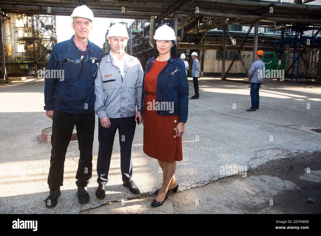 Oleg Nalesny, chef de la production de la raffinerie de Kremenchug, Yury Golych, technologue en chef, Elena Zinchenko, spécialiste de laboratoire, après le lancement de l'unité d'isomérisation. Banque D'Images