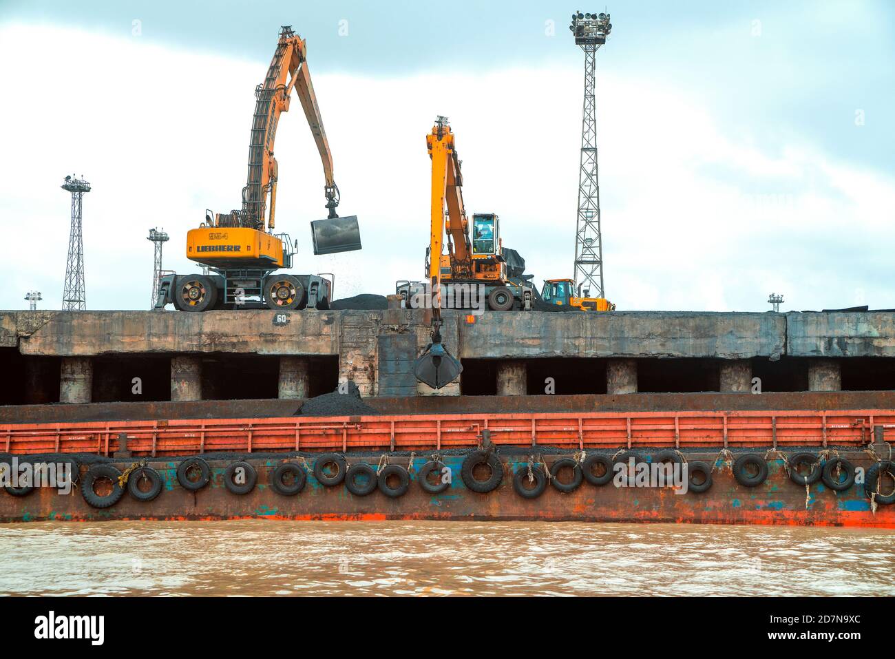 Kandla,20 août,2019 :déchargement du charbon importé par des machines mobiles Liebherr De la grande barge ancrée à Deendayal Port Trust, Kandla, Gujarat, Inde Banque D'Images