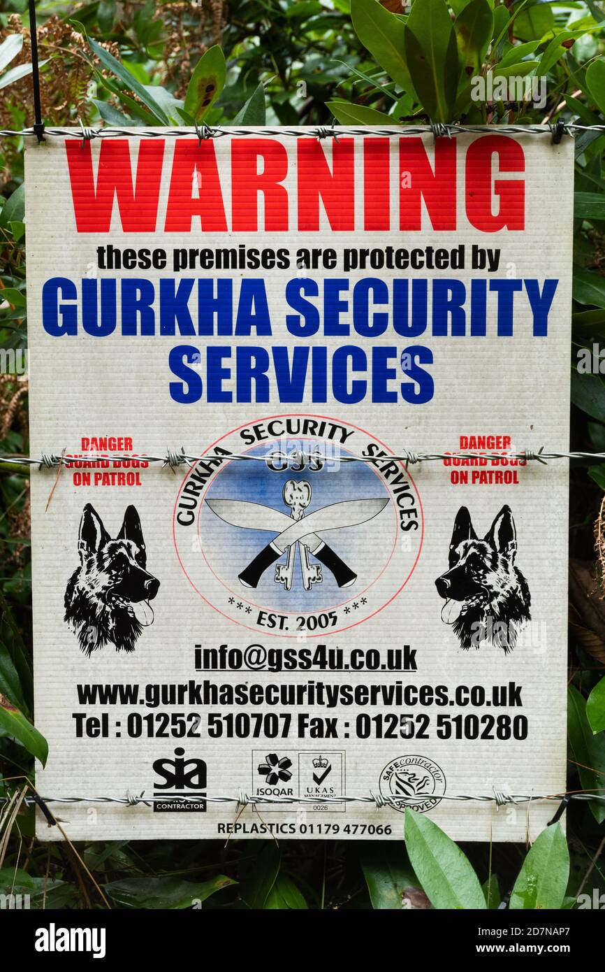 Avertissement ou panneau sur le site MOD lisant ces locaux Sont protégés par Gurkha Security Services Banque D'Images