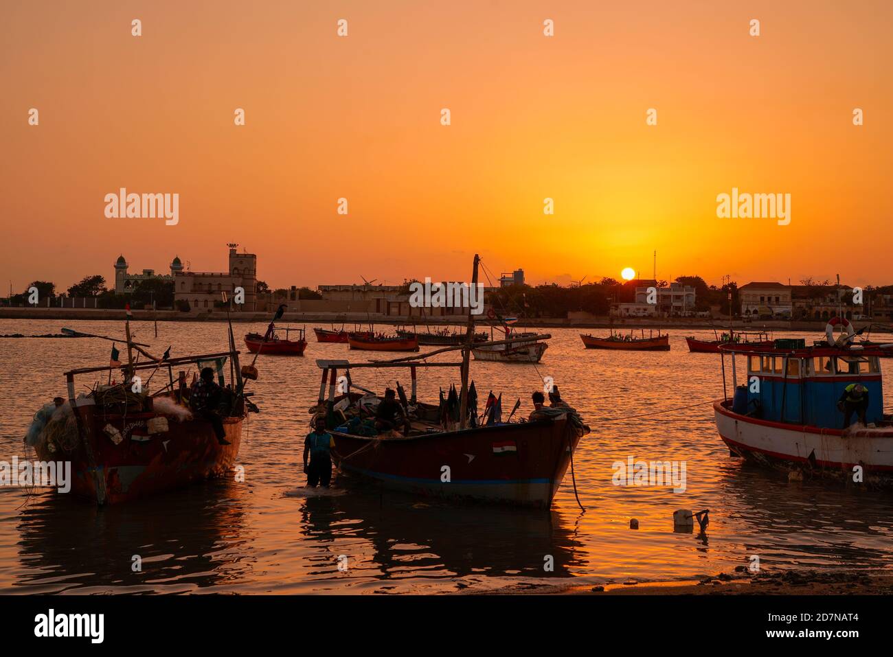 Mandvi ,23, août , 2019 : bateaux de pêche à la mer d'Arabie en soirée avec coucher de soleil en arrière-plan de la ville de Mandvi, Kutch, Gujarat, Inde, Asie Banque D'Images