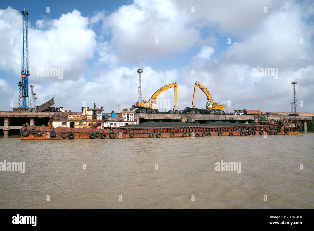 Kandla,20 août, 2019 : déchargement du charbon importé par les machines mobiles Liebherr de la barge ancrée à Deendayal Port Trust ,Kandla,Kutch,Gujarat,Inde Banque D'Images