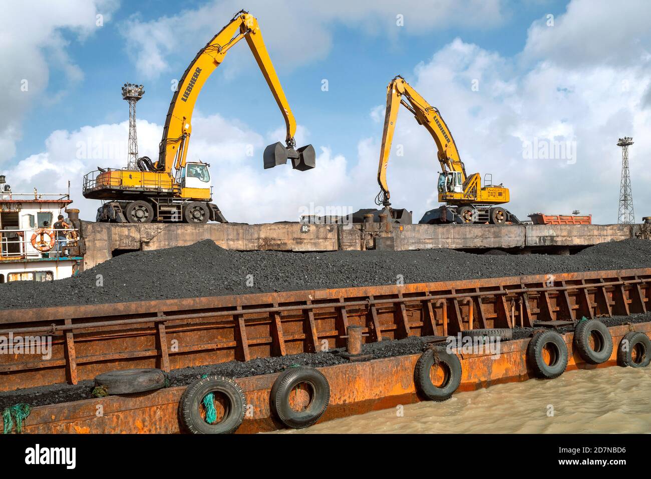 Kandla,20 août, 2019 : déchargement de charbon importé par des machines mobiles Liebherr de grandes barges amarrées à Deendayal Port Trust, Kandla,Kutch,Gujarat Banque D'Images