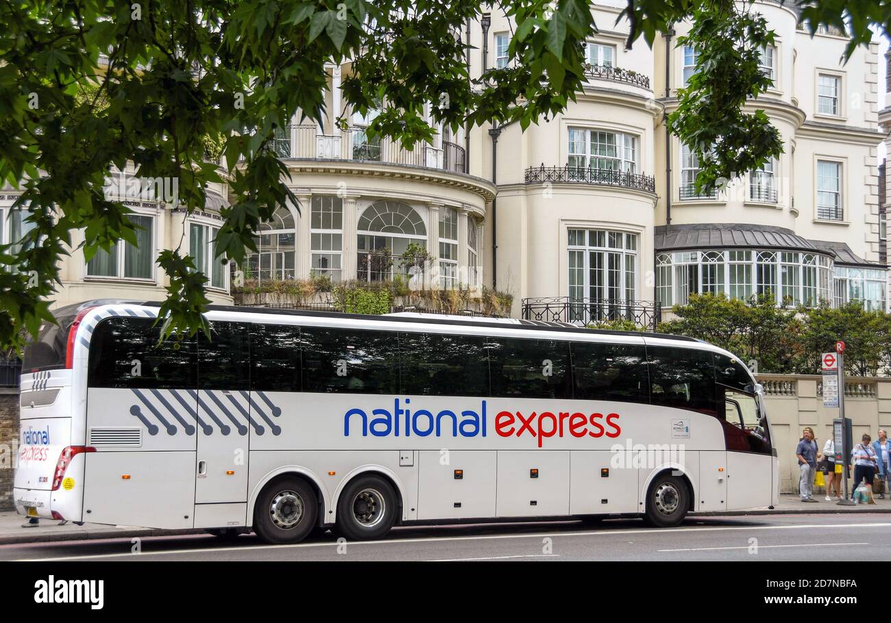 LONDRES, ANGLETERRE - JUIN 2018 : l'autocar National Express s'est arrêté pour prendre les passagers sur Park Lane dans le centre de Londres. Banque D'Images