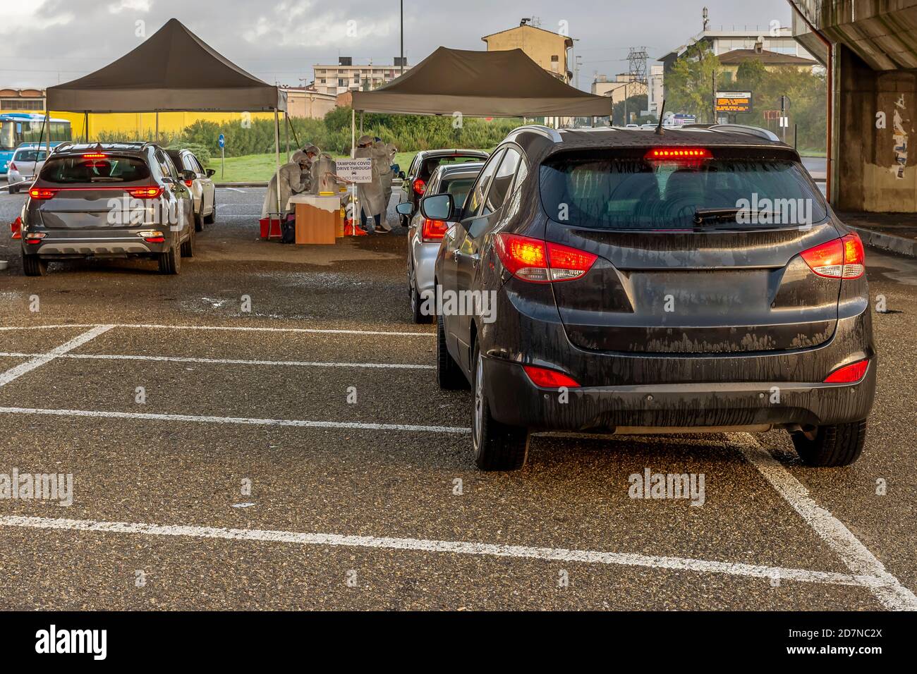 Deux rangées de voitures dans la file d'attente, en attendant l'écouvillon d'essai de la possible infection à coronavirus Covid-19 dans un trajet avec deux belvédères, Empoli, Florence Banque D'Images