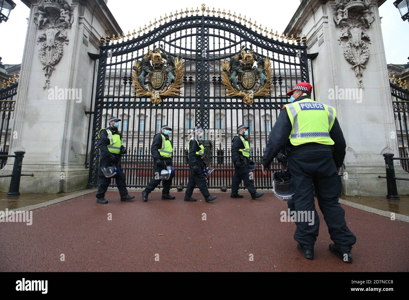 Des policiers dotés d'équipements de protection se rassemblent aux portes de Buckingham Palace, à Londres, lors d'une manifestation contre les restrictions de confinement introduites pour empêcher la propagation du coronavirus. Banque D'Images