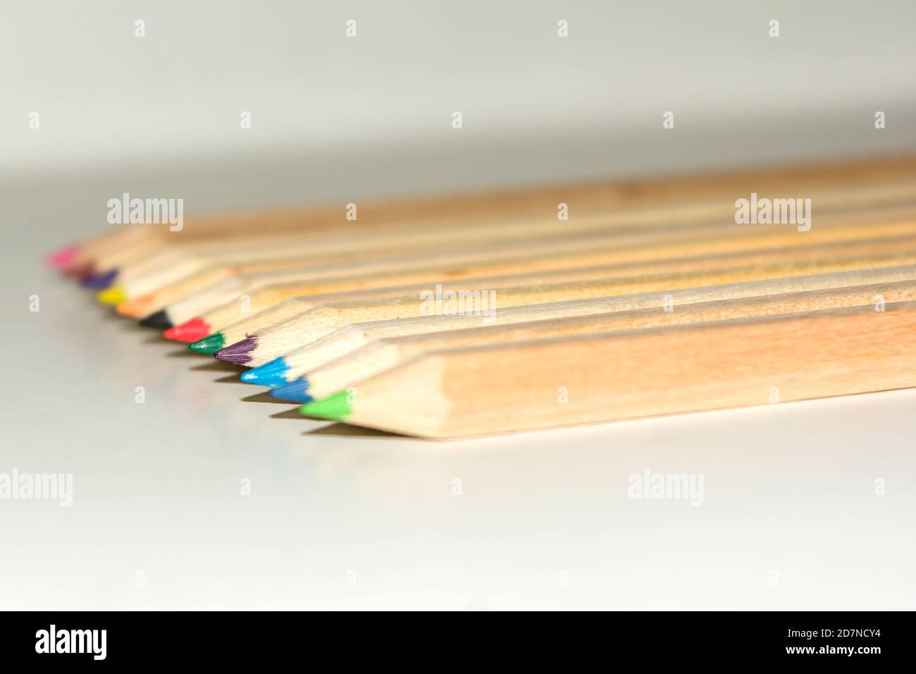 Couleur crayon en forme d'hexagone et règle en bois sur fond blanc. Banque D'Images