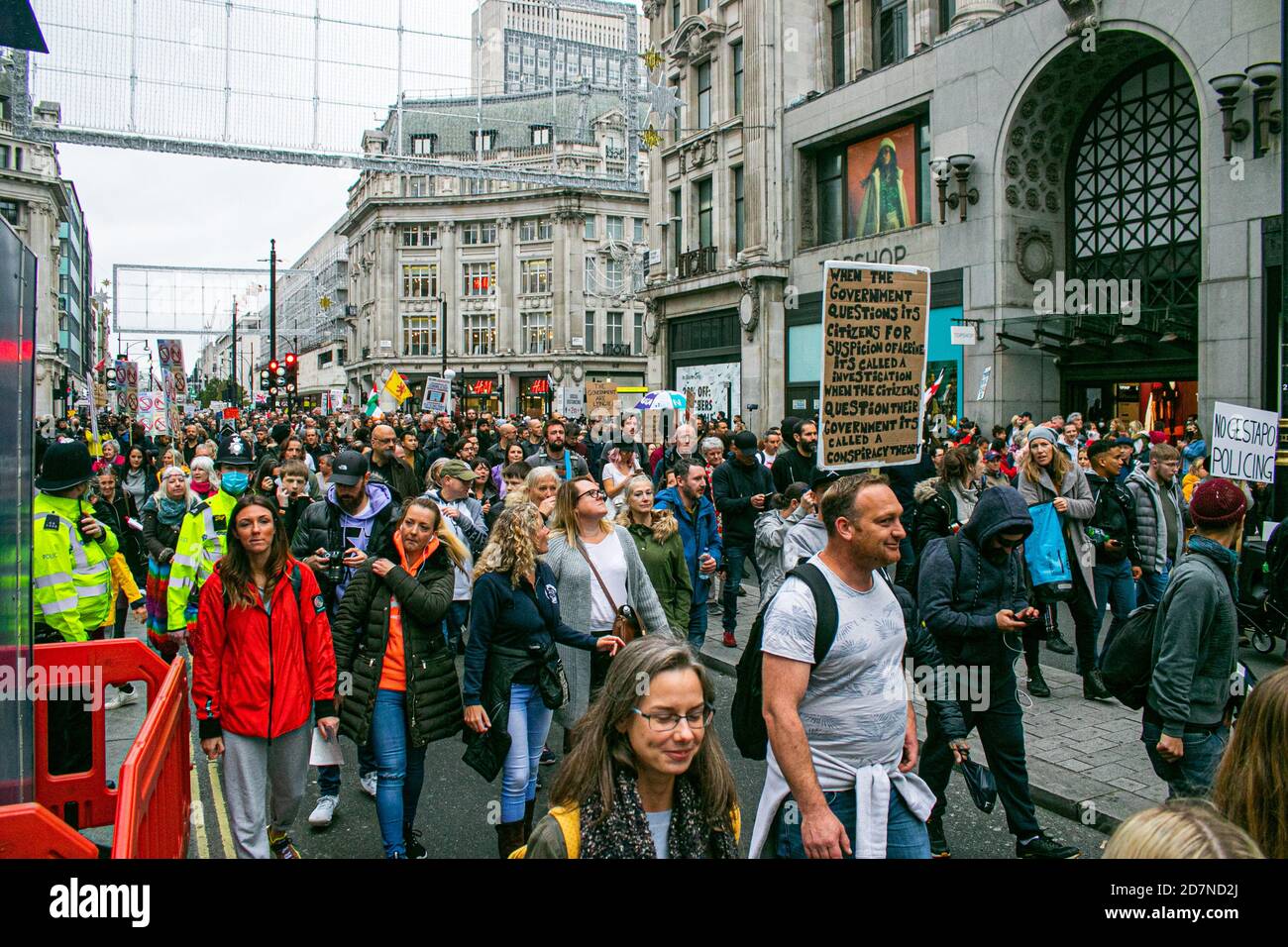 LONDRES, Royaume-Uni, 24 octobre 2020. Des centaines de manifestants sous Unite for Freedom and Save Our Rights traversent Oxford Street avec des pancartes contre la vaccination et des masques obligatoires pour exiger la fin du confinement. Les manifestants croient que le virus est un canular et qu'il est un moyen pour le gouvernement de contrôler et de manipuler le public en prenant leurs libertés. Credit: amer ghazzal / Alamy Live News Banque D'Images