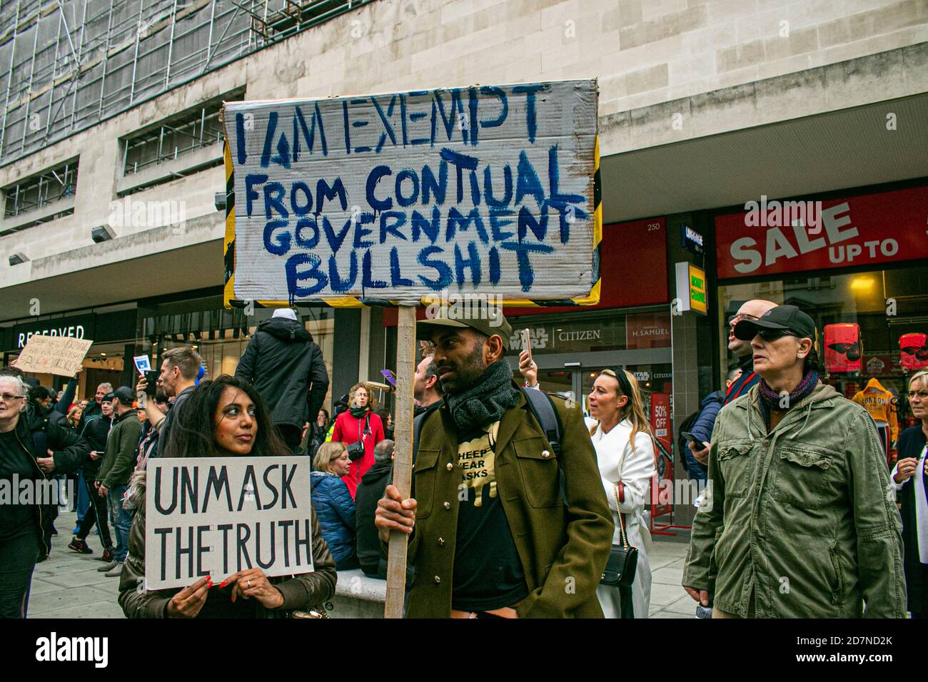 LONDRES, Royaume-Uni, 24 octobre 2020. Un manifestant avec un lecteur Hanibal sous Unite for Freedom and Save Our Rights traverse Oxford Street pour démontrer son opposition à la vaccination et à des masques faciaux obligatoires pour exiger la fin du confinement. Les manifestants croient que le virus est un canular et qu'il est un moyen pour le gouvernement de contrôler et de manipuler le public en prenant leurs libertés. Credit: amer ghazzal / Alamy Live News Banque D'Images