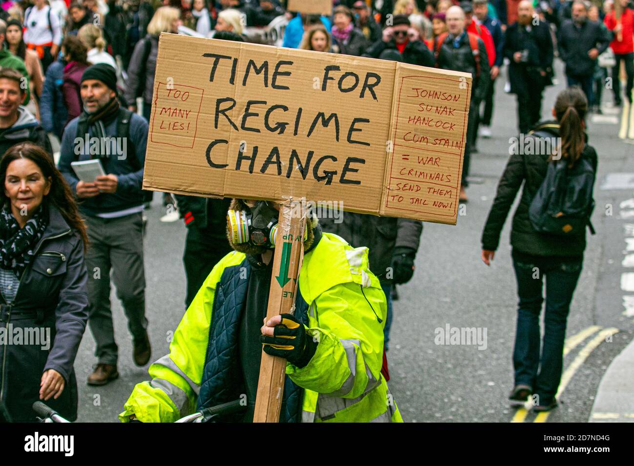 LONDRES, Royaume-Uni, 24 octobre 2020. Des centaines de manifestants sous Unite for Freedom and Save Our Rights traversent Oxford Street avec des pancartes contre la vaccination et des masques obligatoires pour exiger la fin du confinement. Les manifestants croient que le virus est un canular et qu'il est un moyen pour le gouvernement de contrôler et de manipuler le public en prenant leurs libertés. Credit: amer ghazzal / Alamy Live News Banque D'Images