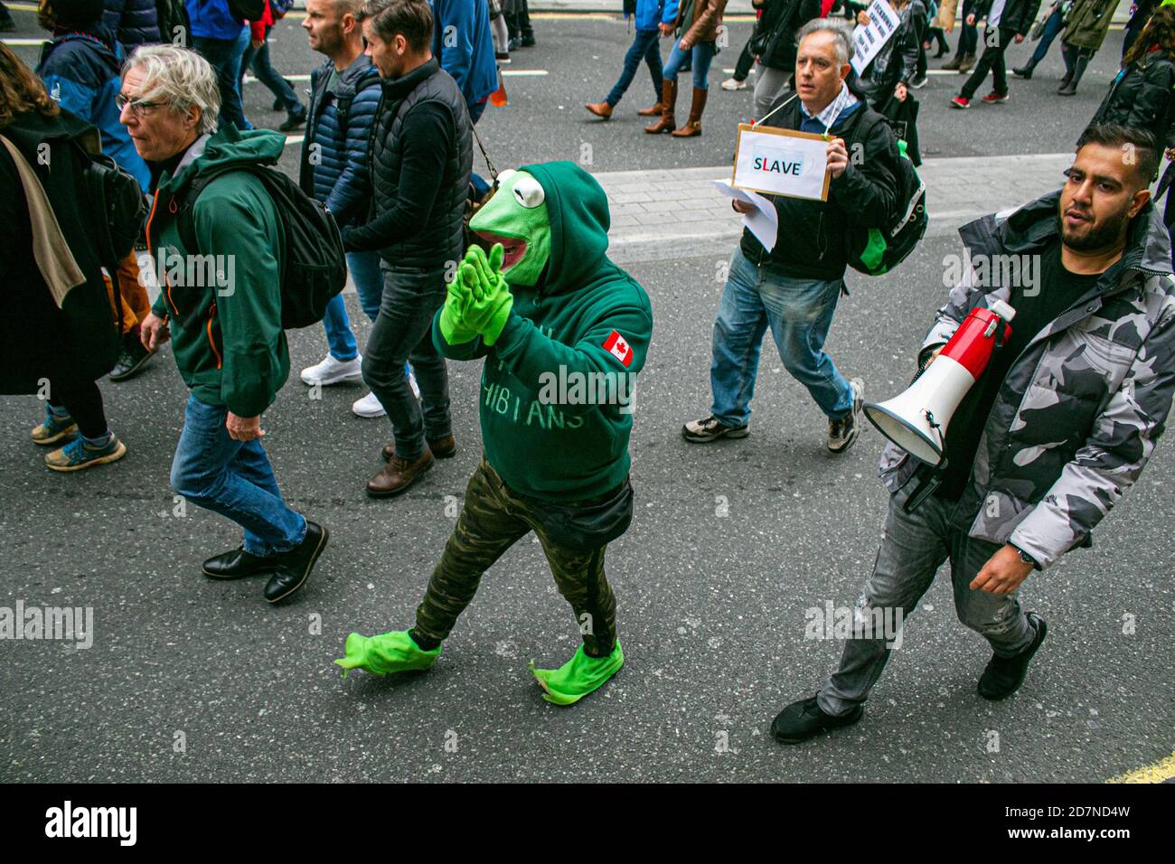 LONDRES, Royaume-Uni, 24 octobre 2020. Des centaines de manifestants sous Unite for Freedom and Save Our Rights traversent Oxford Street avec des pancartes contre la vaccination et des masques obligatoires pour exiger la fin du confinement. Les manifestants croient que le virus est un canular et qu'il est un moyen pour le gouvernement de contrôler et de manipuler le public en prenant leurs libertés. Credit: amer ghazzal / Alamy Live News Banque D'Images