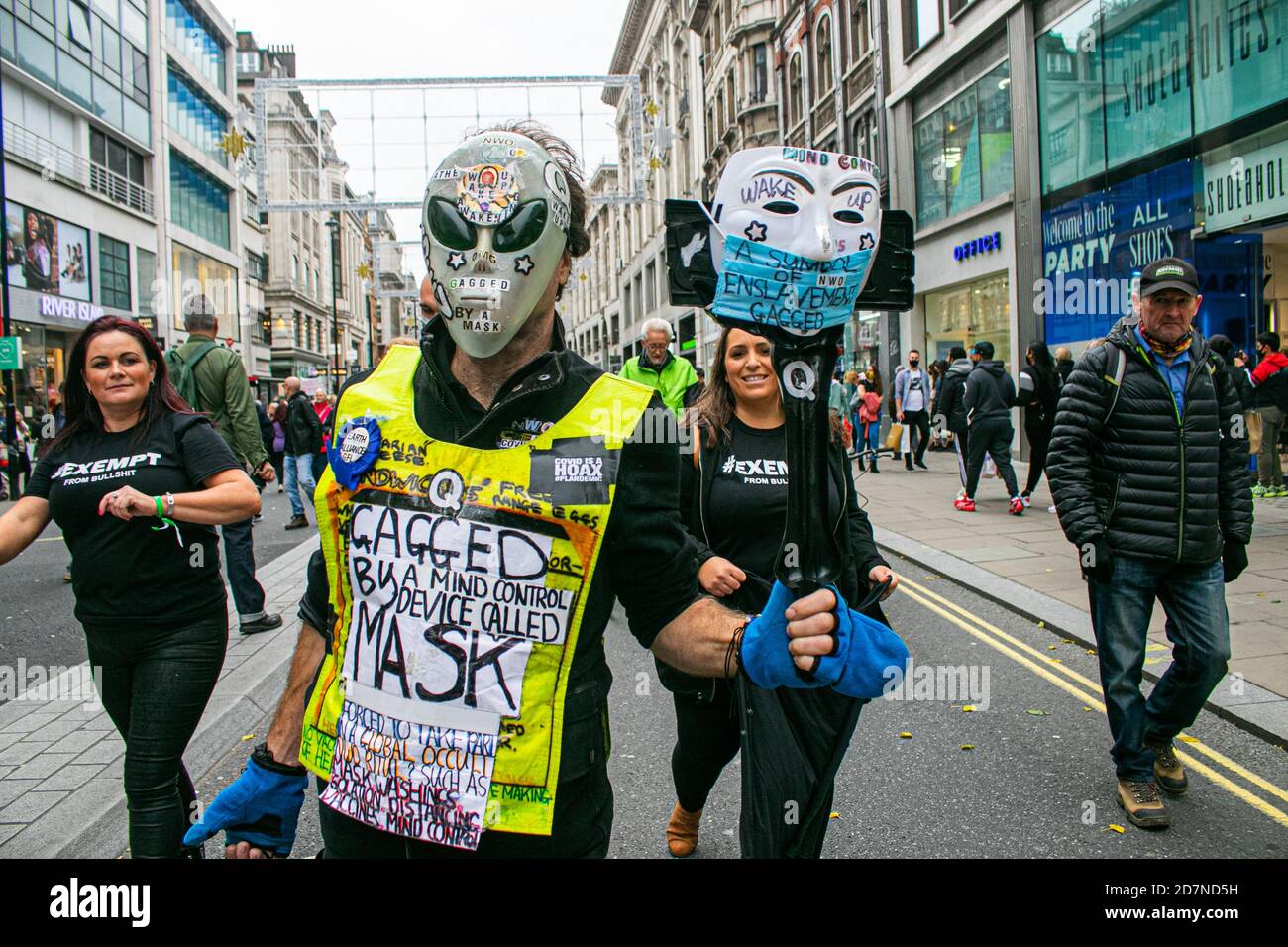 LONDRES, Royaume-Uni, 24 octobre 2020. Des centaines de manifestants sous Unite for Freedom and Save Our Rights traversent Oxford Street avec des pancartes contre la vaccination et des masques obligatoires pour exiger la fin du confinement. Les manifestants croient que le virus est un canular et qu'il est un moyen pour le gouvernement de contrôler et de manipuler le public en prenant leurs libertés. Credit: amer ghazzal / Alamy Live News Banque D'Images