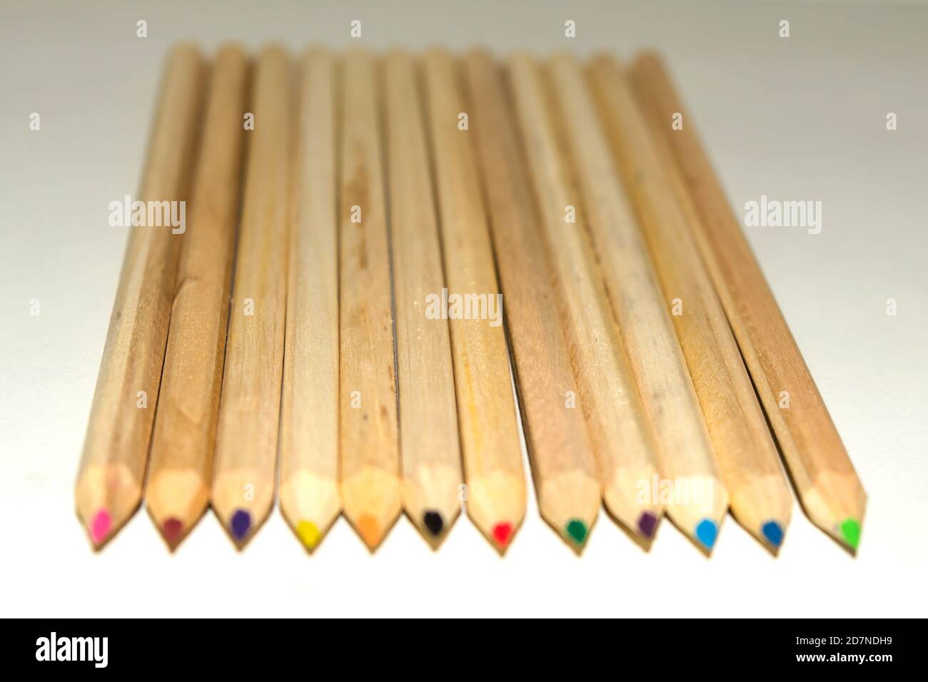 Couleur crayon en forme d'hexagone et règle en bois sur fond blanc. Banque D'Images