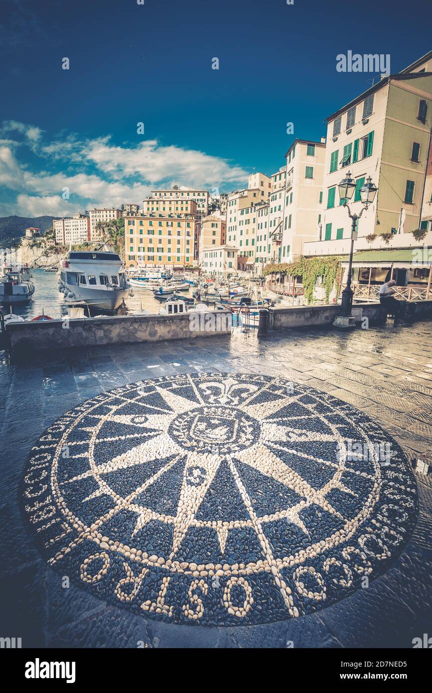 Rose compas. Mosaïque de Windrose sur la route à Camogli, ville italienne. Port et palais en haut. Rose de la mosaïque de pierre de Winds. Banque D'Images