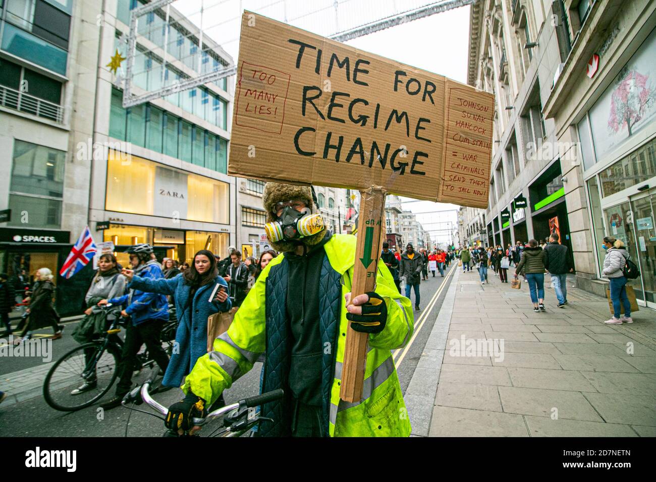 LONDRES, Royaume-Uni, 24 octobre 2020. Des centaines de manifestants sous Unite for Freedom and Save Our Rights traversent Oxford Street avec des pancartes contre la vaccination et des masques obligatoires pour exiger la fin du confinement. Les manifestants croient que le virus est un canular et qu'il est un moyen pour le gouvernement de contrôler et de manipuler le public en prenant leurs libertés. Credit: amer ghazzal / Alamy Live News Banque D'Images