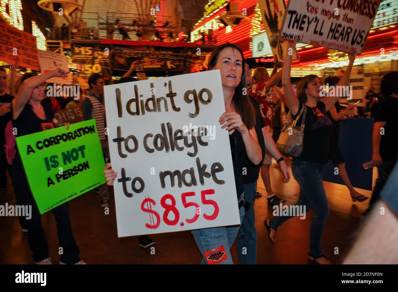 Les manifestants marchont sur la rue Freemont, le 15 octobre 2011. Banque D'Images