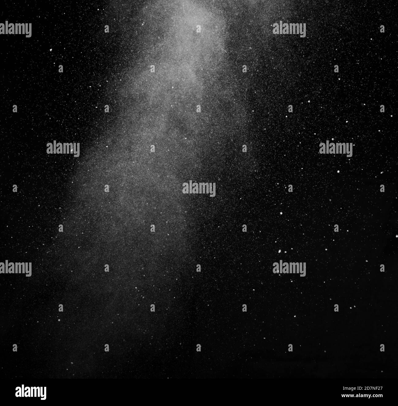 Vapeur blanche pulvérisée du saturateur d'air. Fragments de fumée sur fond noir. Arrière-plan abstrait Banque D'Images