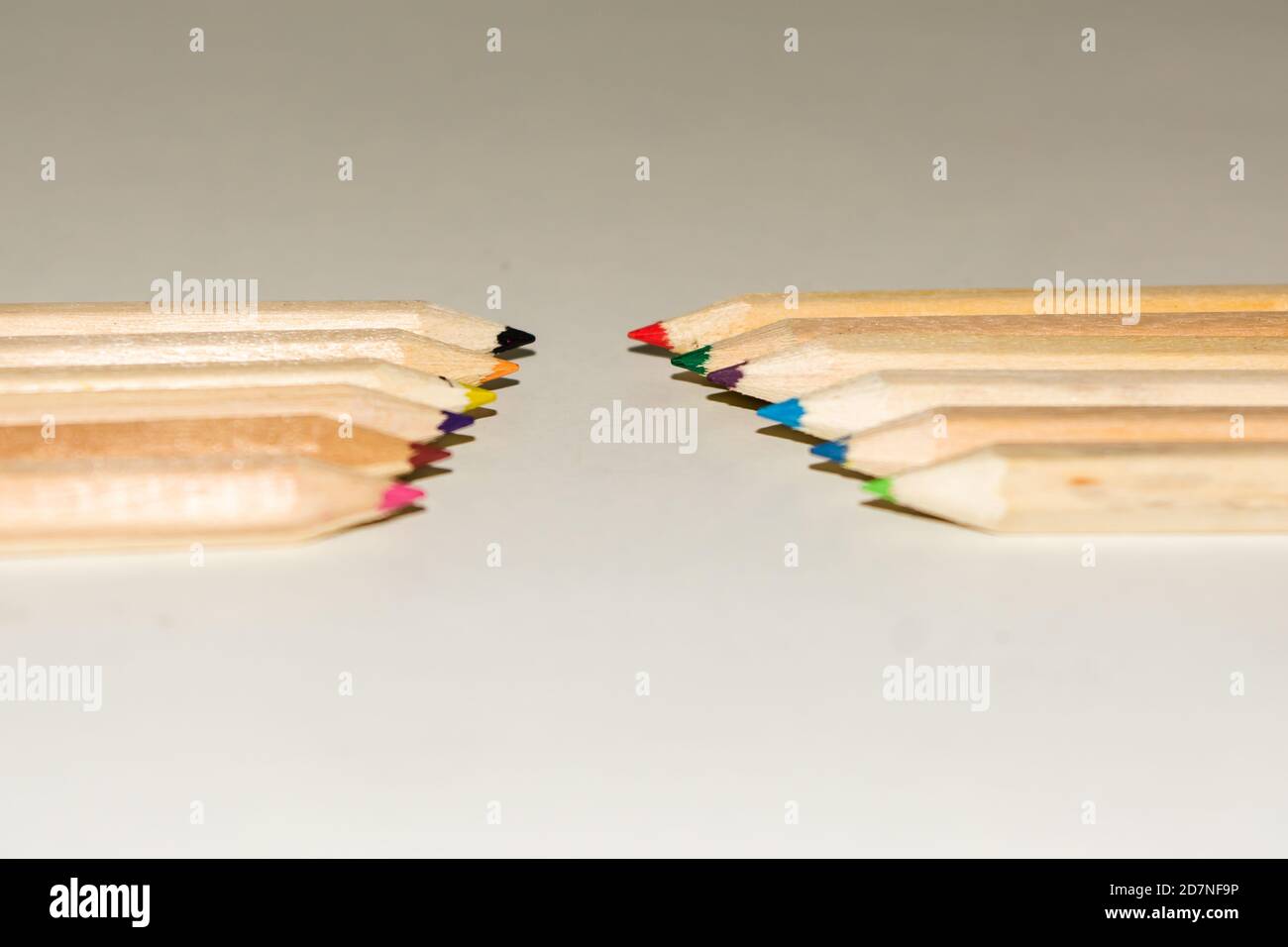 Couleur crayon en forme d'hexagone et règle en bois sur fond blanc. Banque D'Images