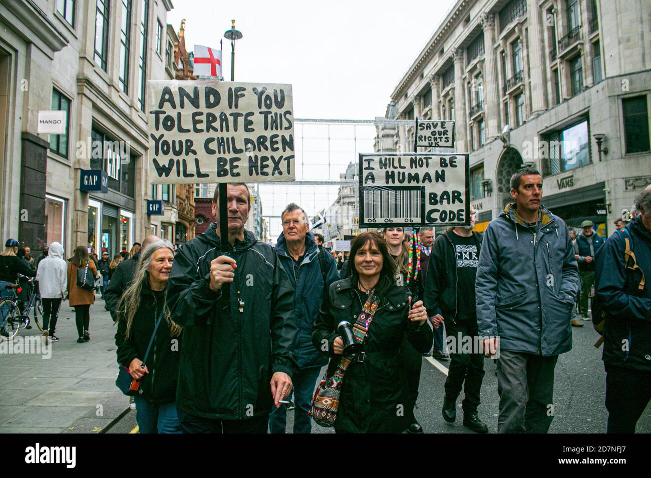 LONDRES, Royaume-Uni, 24 octobre 2020. Des centaines de manifestants sous Unite for Freedom and Save Our Rights traversent Oxford Street avec des pancartes contre la vaccination et des masques obligatoires pour exiger la fin du confinement. Les manifestants croient que le virus est un canular et qu'il est un moyen pour le gouvernement de contrôler et de manipuler le public en prenant leurs libertés. Credit: amer ghazzal / Alamy Live News Banque D'Images