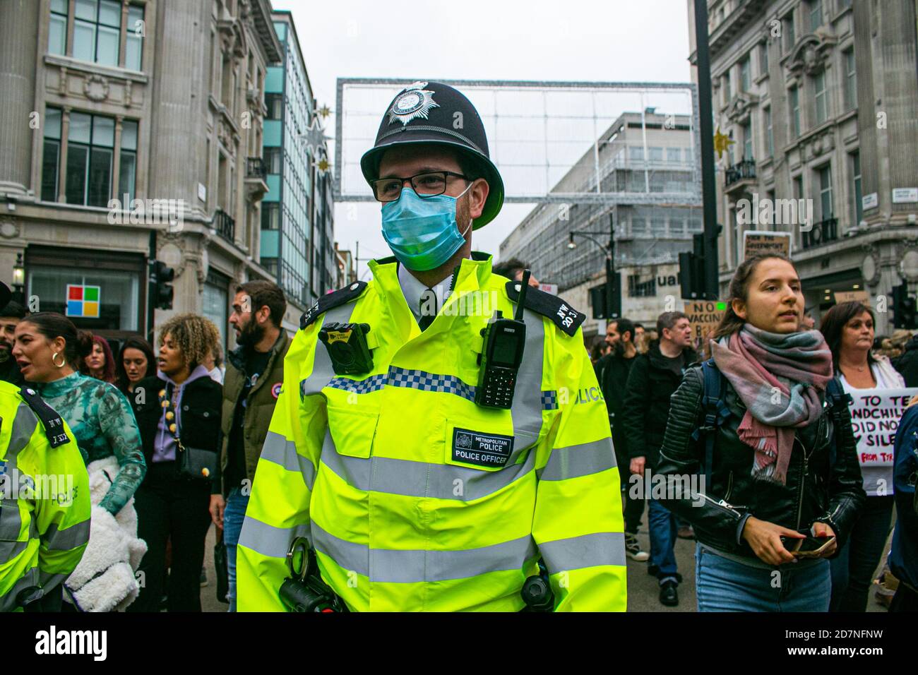 LONDRES, Royaume-Uni, 24 octobre 2020. Des centaines de manifestants sous Unite for Freedom and Save Our Rights traversent Oxford Street avec des pancartes contre la vaccination et des masques obligatoires pour exiger la fin du confinement. Les manifestants croient que le virus est un canular et qu'il est un moyen pour le gouvernement de contrôler et de manipuler le public en prenant leurs libertés. Credit: amer ghazzal / Alamy Live News Banque D'Images