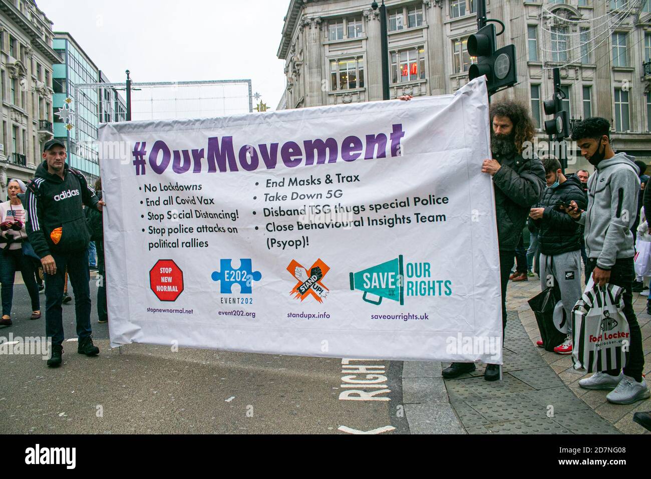 LONDRES, Royaume-Uni, 24 octobre 2020. Des centaines de manifestants sous Unite for Freedom and Save Our Rights traversent Oxford Street avec des pancartes contre la vaccination et des masques obligatoires pour exiger la fin du confinement. Les manifestants croient que le virus est un canular et qu'il est un moyen pour le gouvernement de contrôler et de manipuler le public en prenant leurs libertés. Credit: amer ghazzal / Alamy Live News Banque D'Images