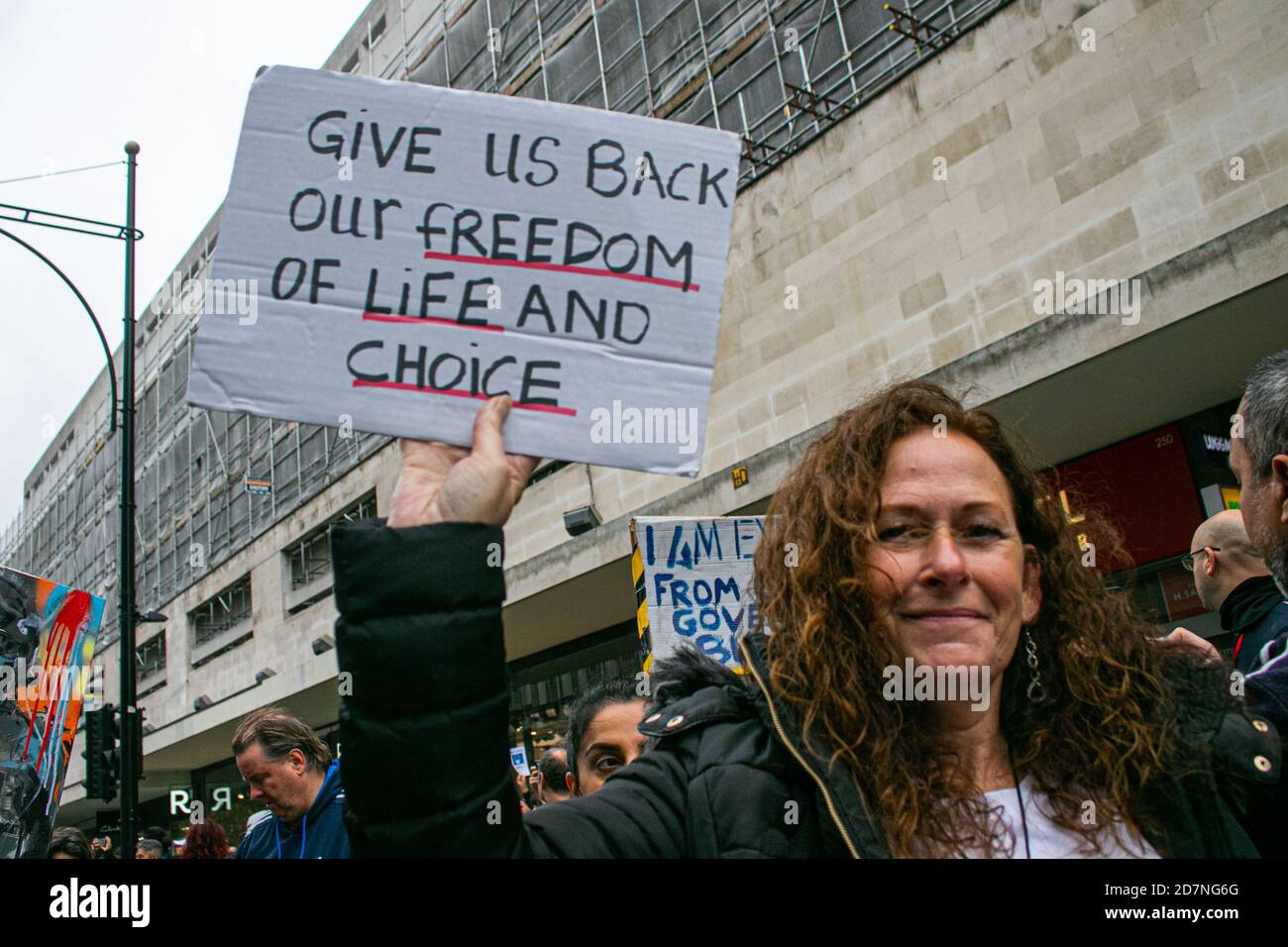 LONDRES, Royaume-Uni, 24 octobre 2020. Des centaines de manifestants sous Unite for Freedom and Save Our Rights traversent Oxford Street avec des pancartes contre la vaccination et des masques obligatoires pour exiger la fin du confinement. Les manifestants croient que le virus est un canular et qu'il est un moyen pour le gouvernement de contrôler et de manipuler le public en prenant leurs libertés. Credit: amer ghazzal / Alamy Live News Banque D'Images