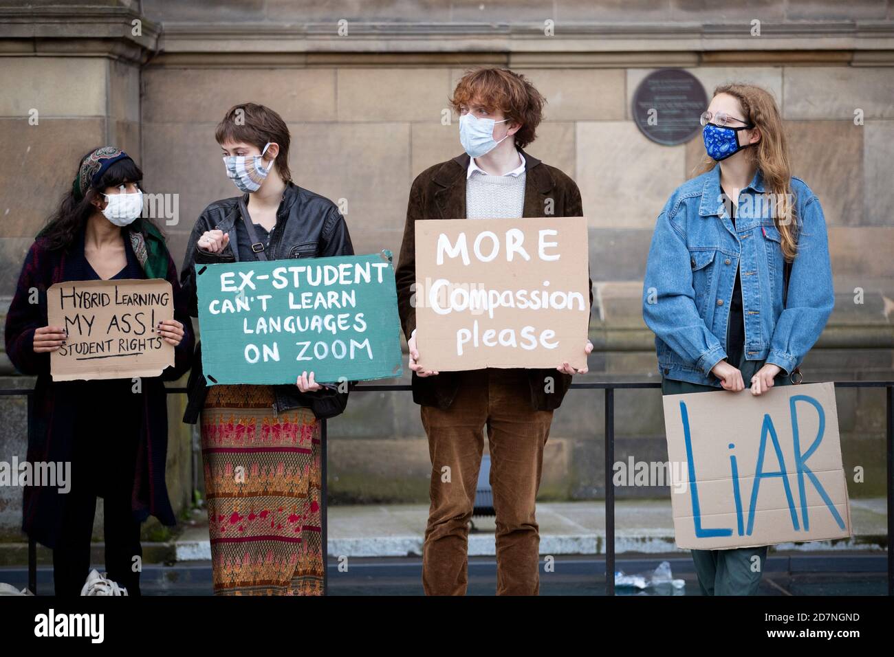 Les étudiants protestent devant le McEwan Hall de Bisto Square, à Édimbourg, contre le traitement des étudiants par l'Université d'Édimbourg pendant le confinement et la fausse promesse d'un « apprentissage hybride » faite à la fois aux nouveaux et aux nouveaux étudiants. Banque D'Images