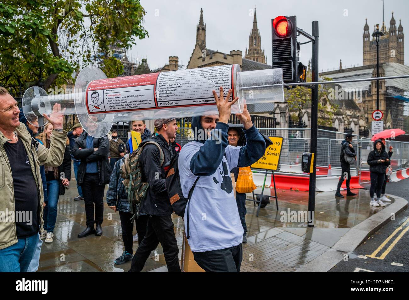 Londres, Royaume-Uni. 24 octobre 2020. Une fausse seringue de vaccination géante - Covid Hoax, levez-vous pour protester contre les vaccinations, les 5G et d'autres questions - les participants pensent que le virus est un moyen de contrôler les masses et de prendre leurs libertés. Organisé par StandUpX 'UNE communauté de personnes protestant et se tenant debout pour nos droits à travers le Royaume-Uni depuis mai 2020' Credit: Guy Bell/Alay Live News Banque D'Images