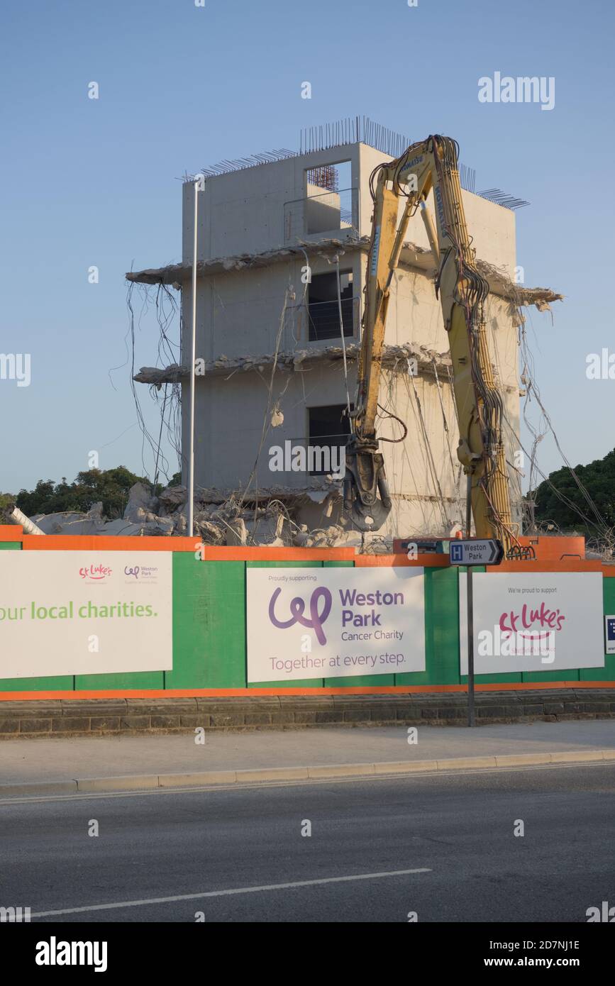 SHEFFIELD, ROYAUME-UNI, 17 septembre 2020 : image verticale d'une grande pelle hydraulique en béton qui s'est écroulé sur la route de whitham, démolissant le centre social Banque D'Images