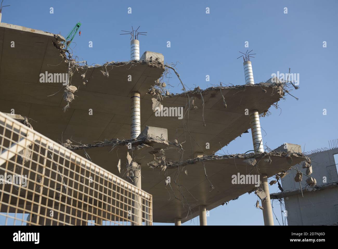 SHEFFIELD, ROYAUME-UNI, 17 septembre 2020 : gros plan du cadre en béton et en acier partiellement démoli pour le bâtiment Uni des sciences sociales Banque D'Images