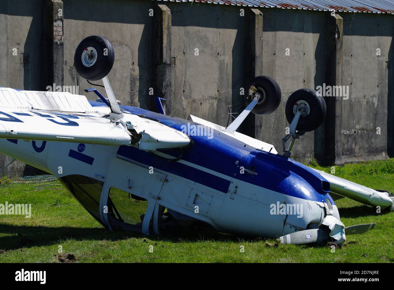 Renversement de Piper PA-38 Tomahawk G-BMVL, à Caernarfon, aéroport de Dinlle de Dininas. Banque D'Images