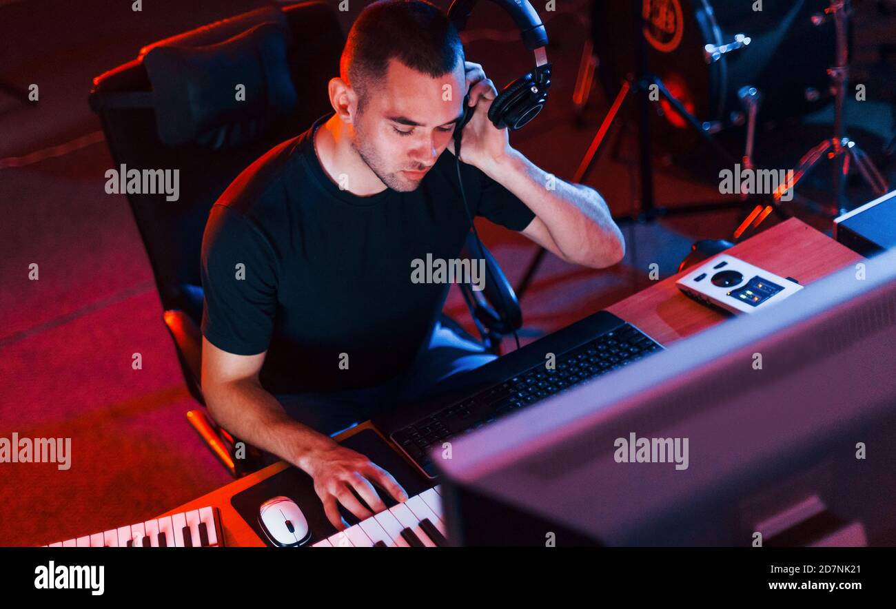Ingénieur du son travaillant et mélangeant de la musique en intérieur dans le studio Banque D'Images
