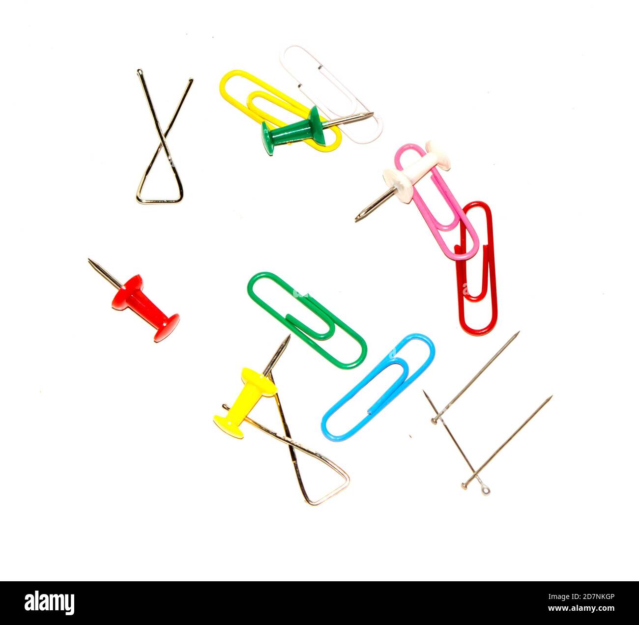 Punaises et trombones de différentes couleurs isolés sur fond blanc. Banque D'Images