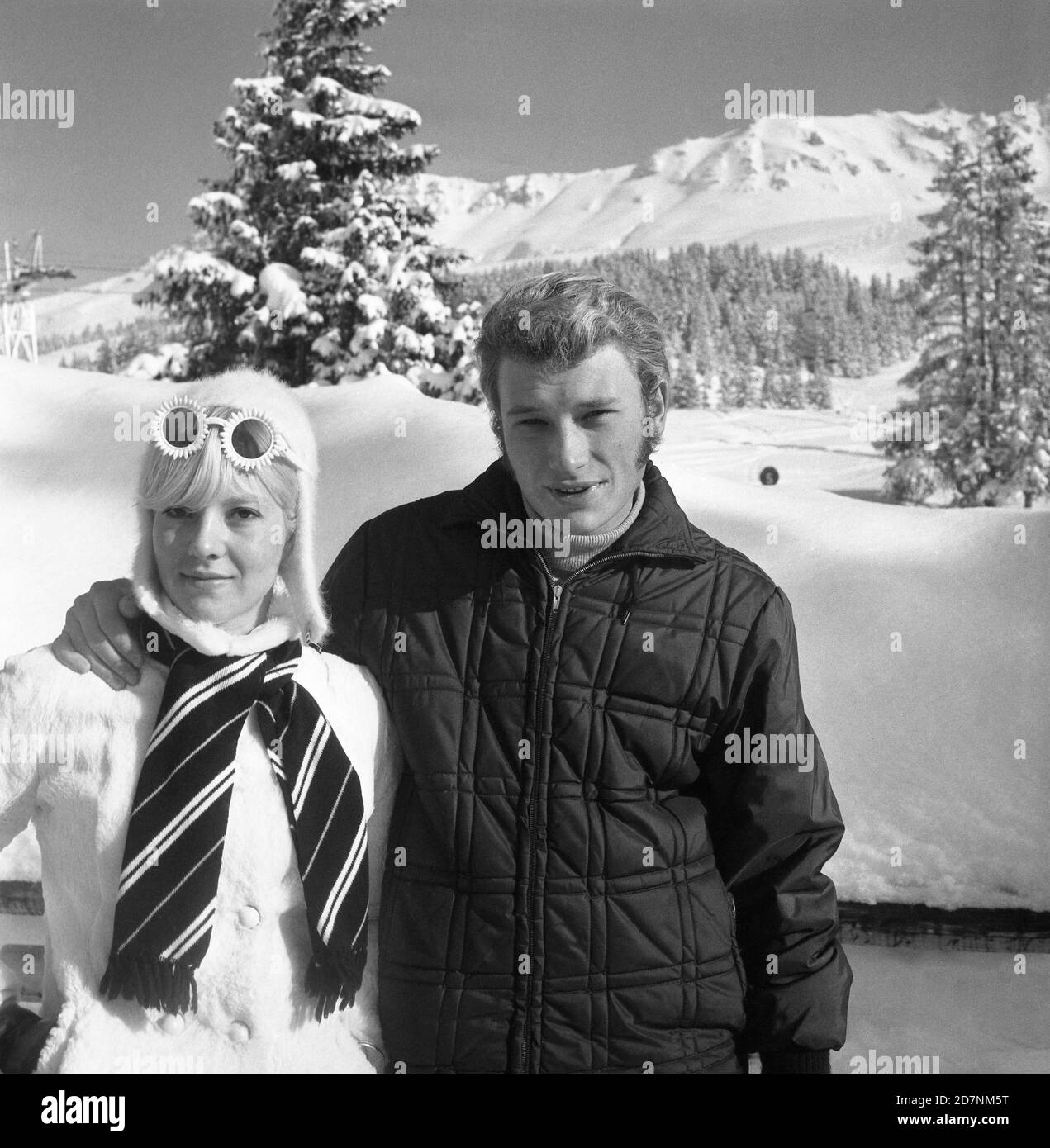 Le chanteur Johnny Hallyday (Jean-Philippe Smet) avec sa femme, la  chanteuse Sylvie Vartan, Megève (France), le 16 janvier 1966. --- il cantte  Johnny Hallyday (Jean-Philippe Smet) con la moglie, la cantte Sylvie