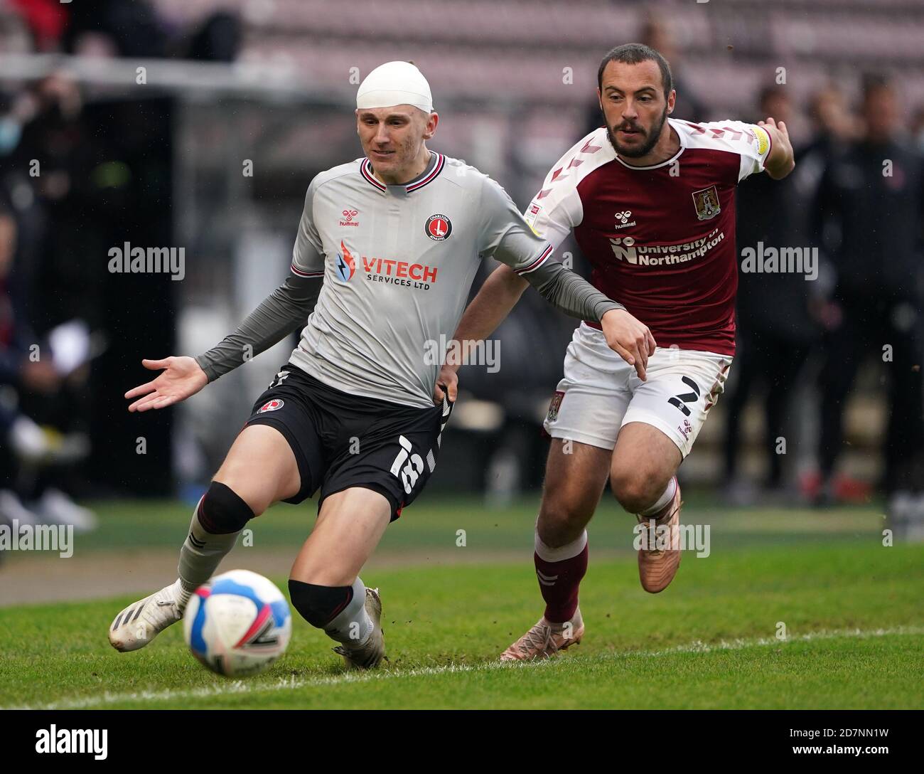 Alfie Doughty de Charlton Athletic, défié par Michael Harriman de Northampton Town lors du match Sky Bet League One au PTS Academy Stadium, Northampton. Banque D'Images