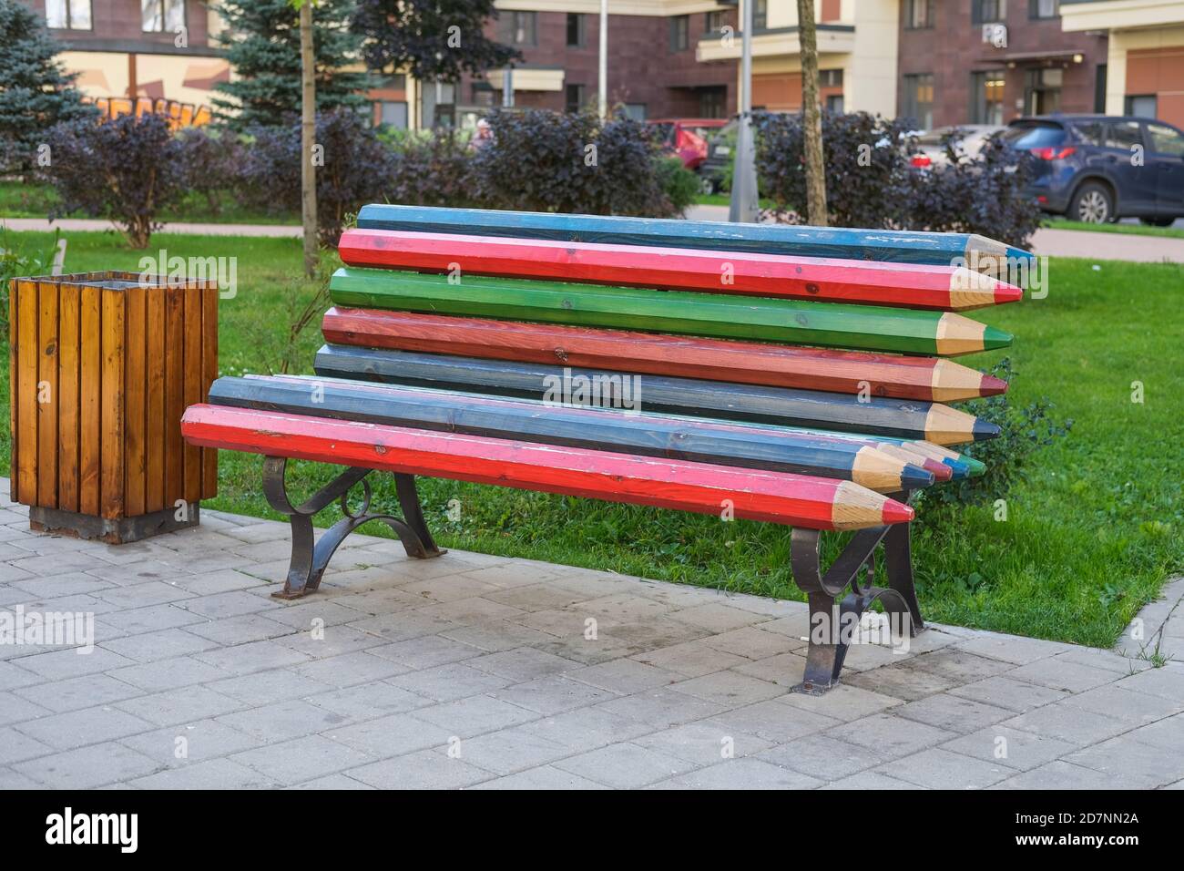 Mobilier urbain en bois franc robuste et moderne. Banc en bois multicolore créatif Banque D'Images