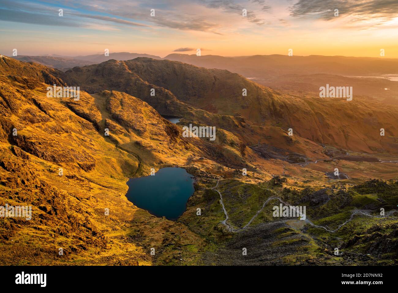 Lever du soleil vu du sommet de la montagne Lake District; le vieil homme de Coniston. Banque D'Images