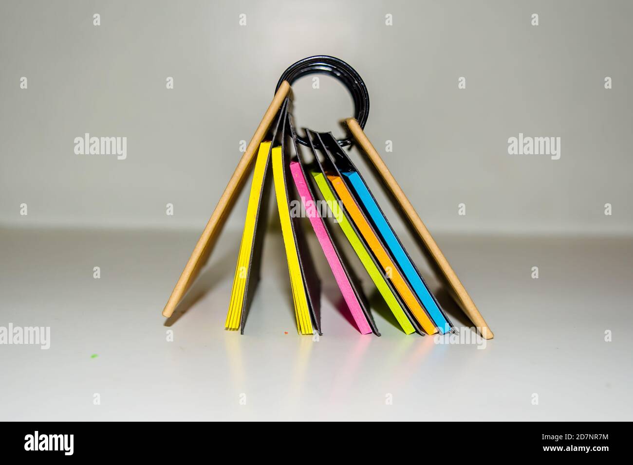 bloc-notes en spirale de notes adhésives sur fond blanc isolé. Banque D'Images